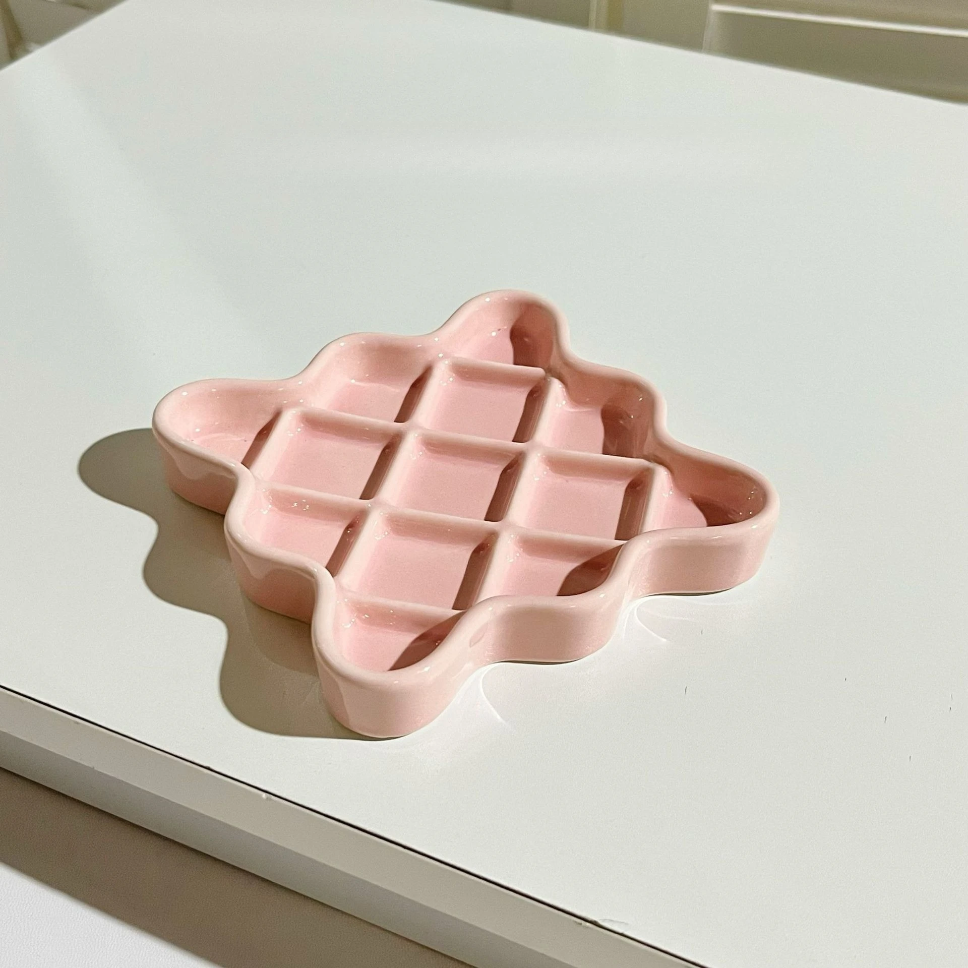Ceramiczna miska wolnojadąca dla szczeniąt w kolorowych wzorach Biały