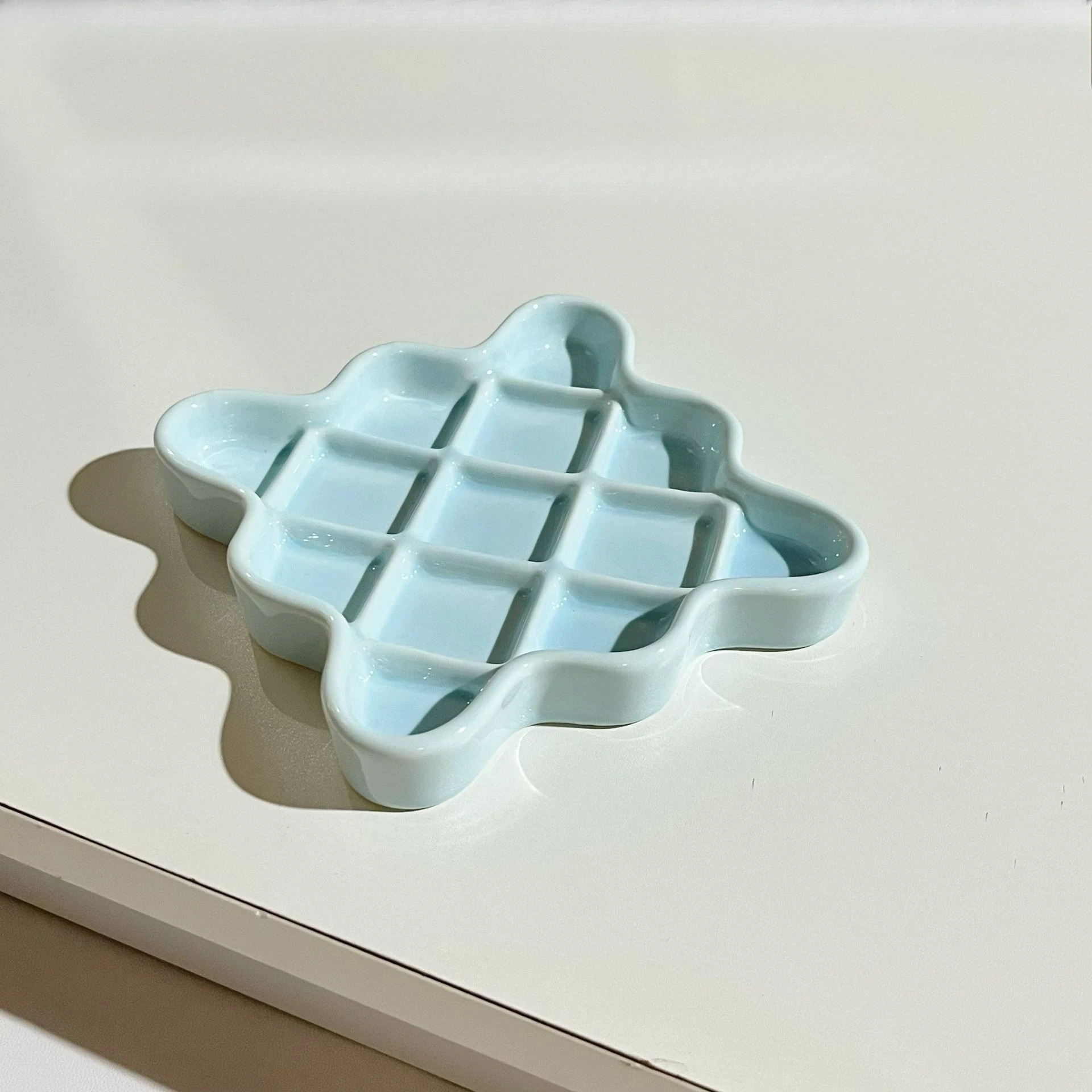 Ceramiczna miska wolnojadąca dla szczeniąt w kolorowych wzorach Czerwony