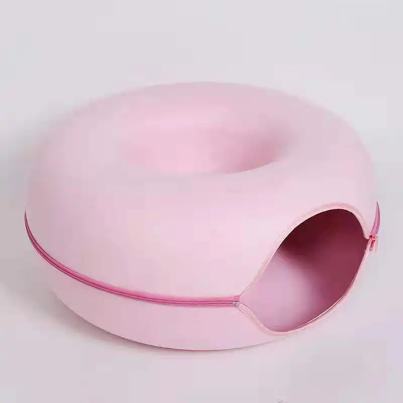 Filcowy domek-tunel dla kota w kształcie donut – legowisko i zabawka w jednym Czerwony