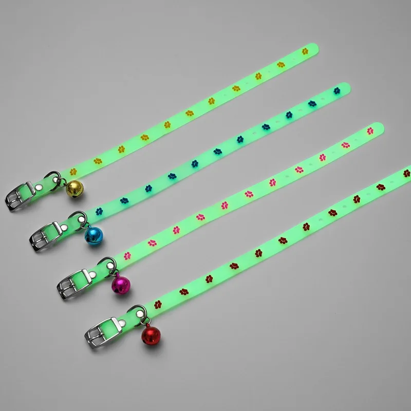 Fluorescencyjna obroża silikonowa dla kota z dzwonkiem — antyzgubna Burgundia