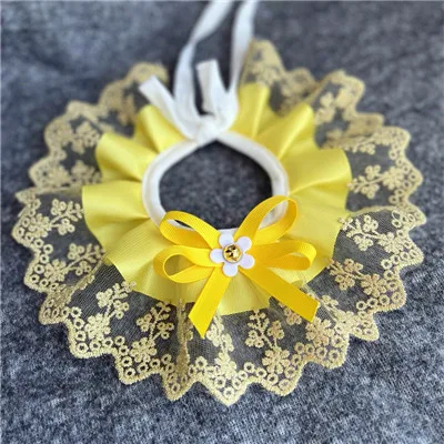 Koronkowa bandana z kokardką dla psa – luksusowy haftowany kołnierz żółty