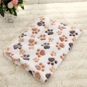 Miękki koc dla psa i kota z nadrukiem łapek Biały