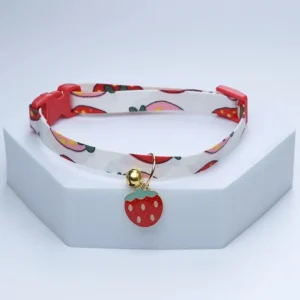 Obroża dla kota z dzwoneczkiem i kwiatkiem Type 1 strawberry
