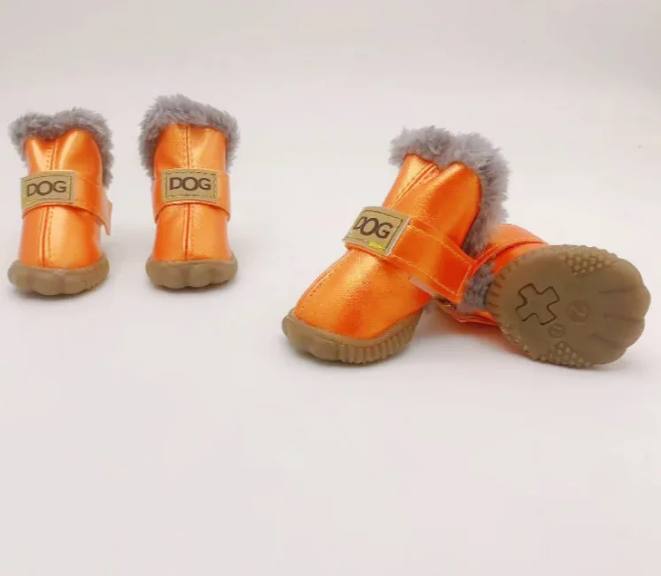Polarowe buty dla małego psa – ocieplane, wodoodporne, na mróz Złoto